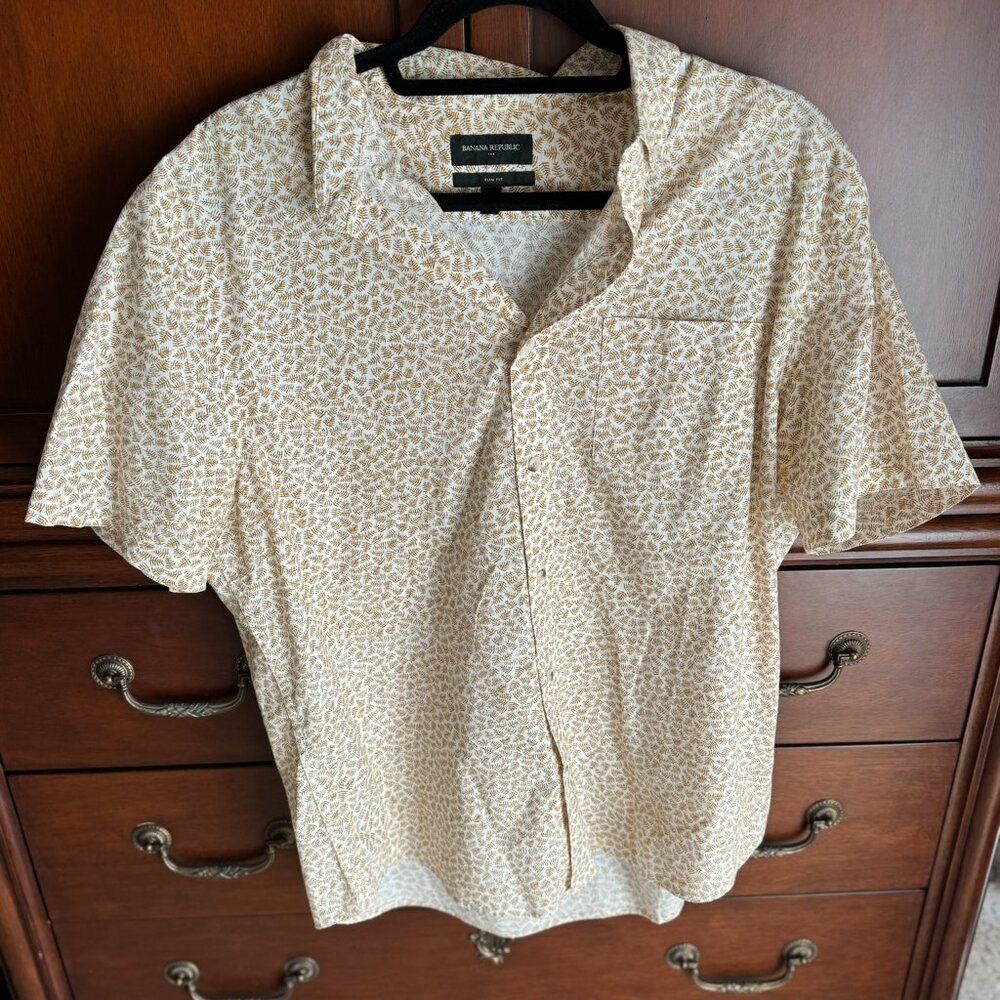 Banana Republic Large Short Sleeve Button Up Shirt (Slim Fit)